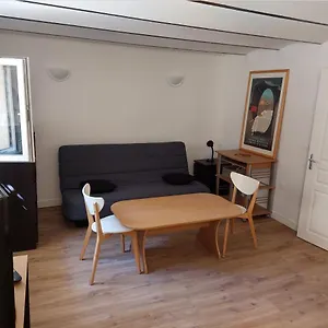 Studio Rez-de-jardin 30m² Avec Cuisine équipée En Centre-ville Et 9 Mn A Pied Des Plages Appartement